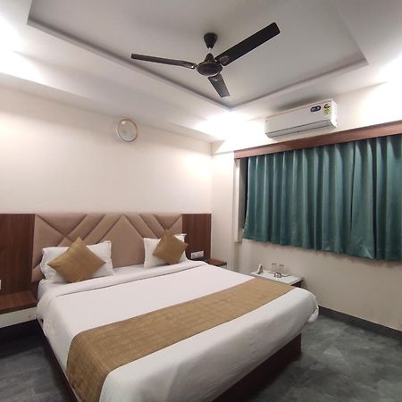 Hotel Earth Inn, Subhash Bridge, Rto Circle, アーメダバード エクステリア 写真