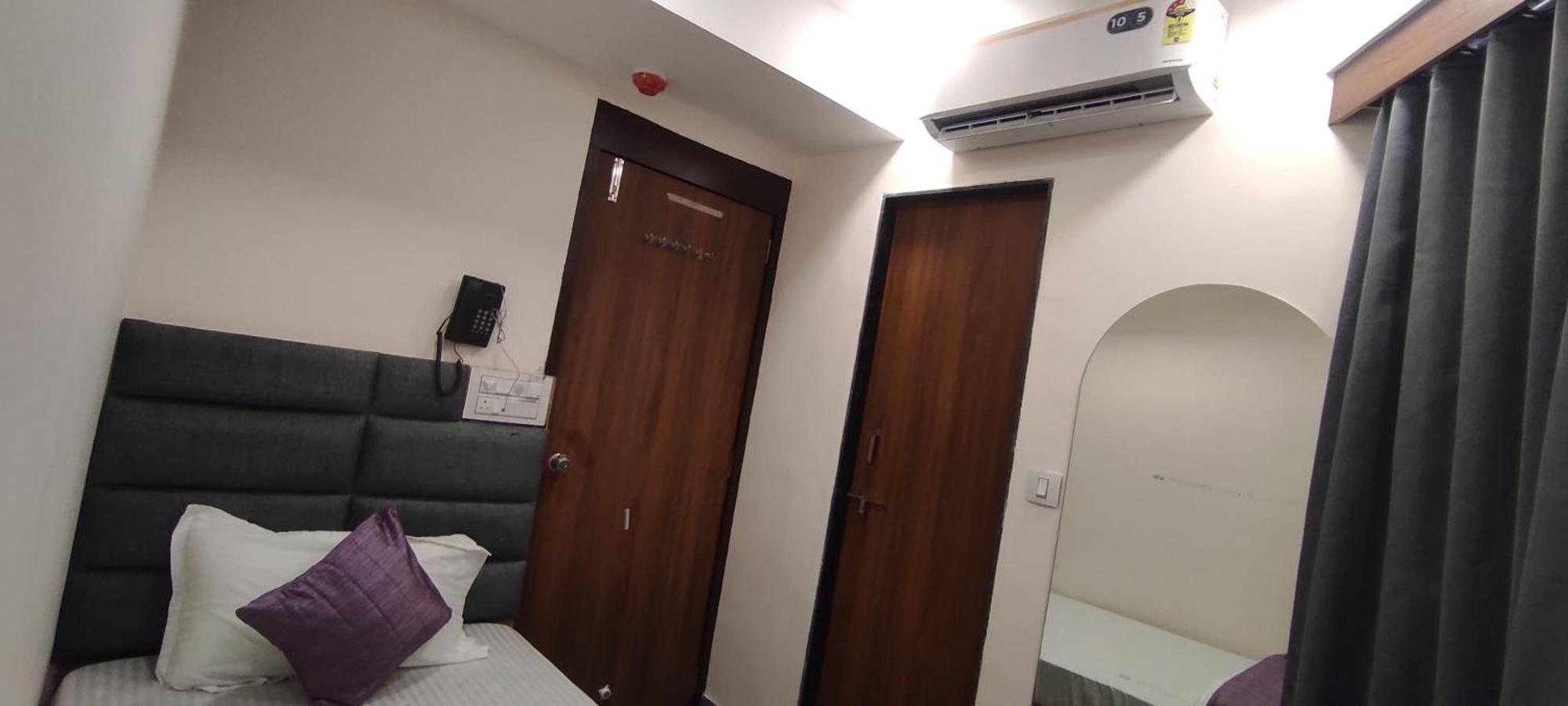 Hotel Earth Inn, Subhash Bridge, Rto Circle, アーメダバード エクステリア 写真