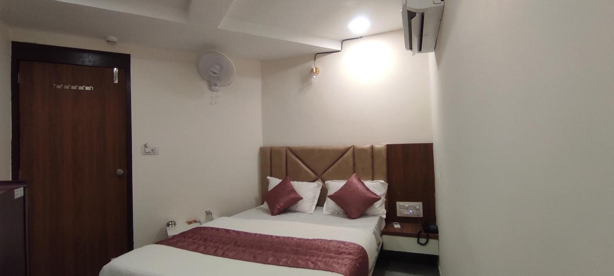 Hotel Earth Inn, Subhash Bridge, Rto Circle, アーメダバード エクステリア 写真
