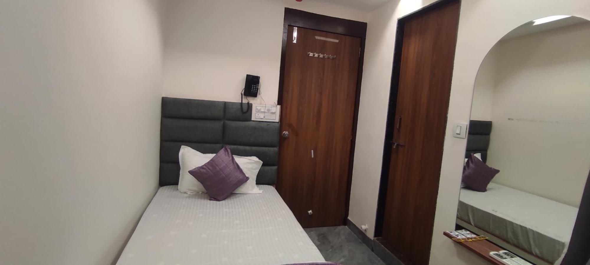 Hotel Earth Inn, Subhash Bridge, Rto Circle, アーメダバード エクステリア 写真
