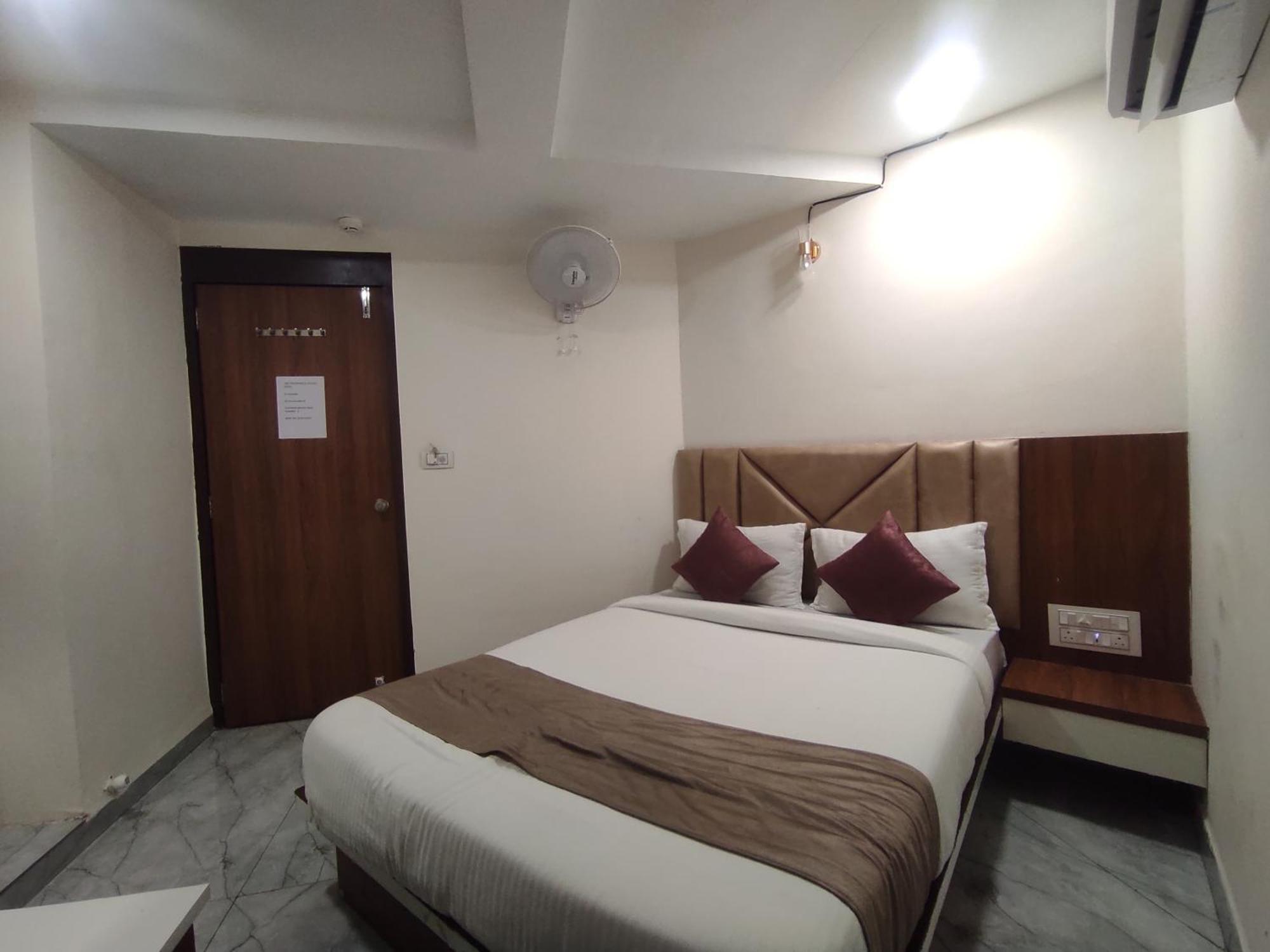 Hotel Earth Inn, Subhash Bridge, Rto Circle, アーメダバード エクステリア 写真