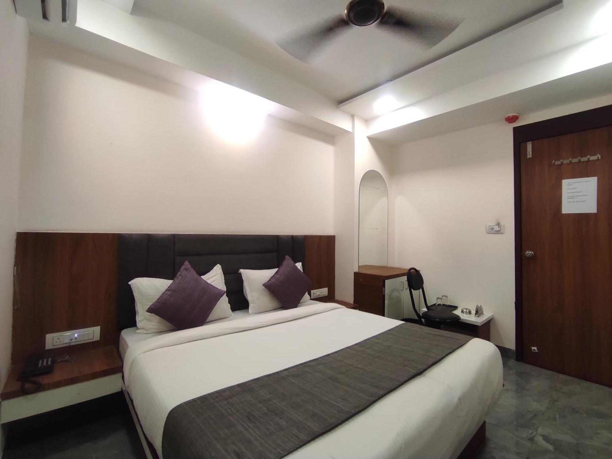 Hotel Earth Inn, Subhash Bridge, Rto Circle, アーメダバード エクステリア 写真