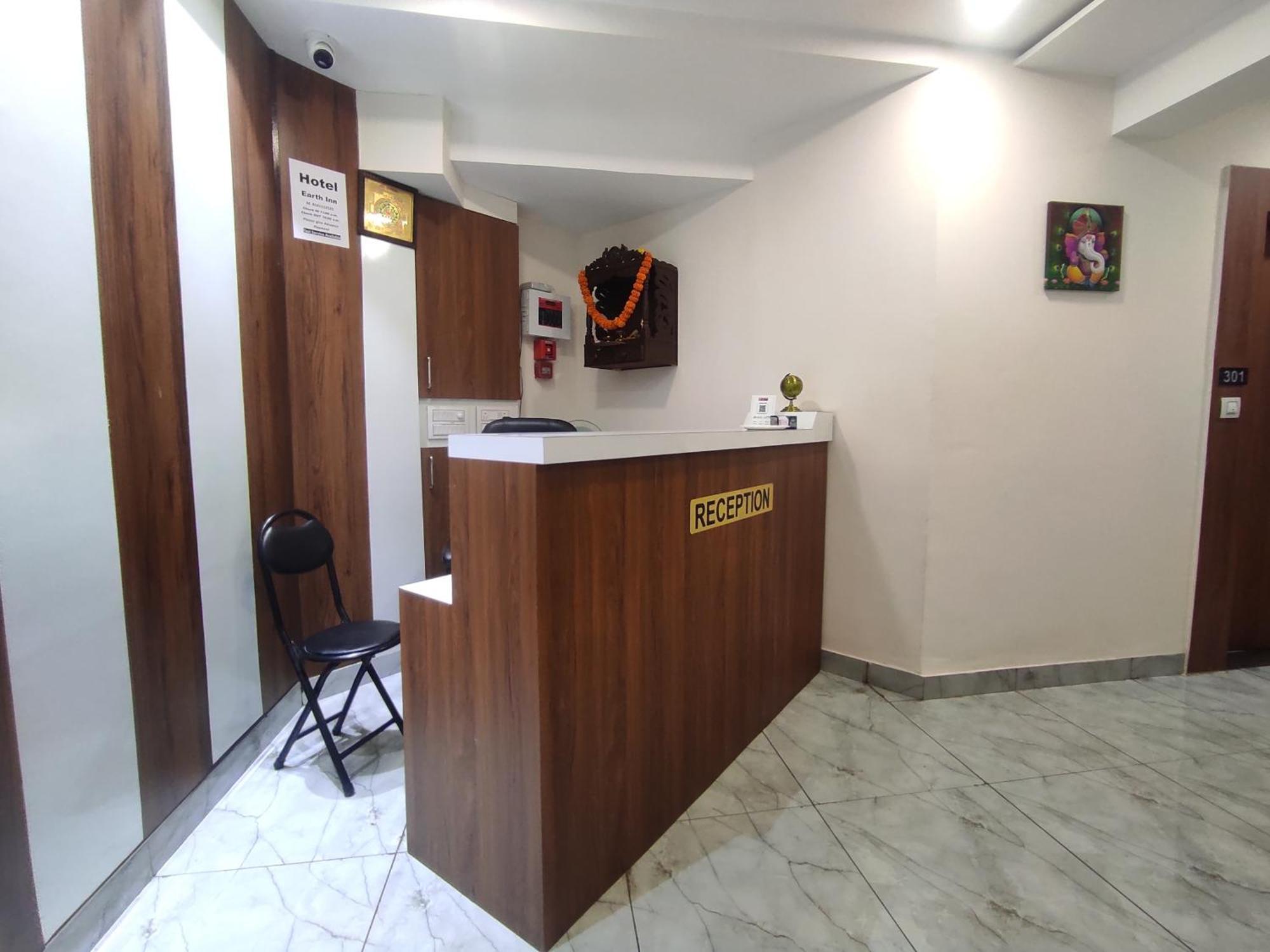 Hotel Earth Inn, Subhash Bridge, Rto Circle, アーメダバード エクステリア 写真