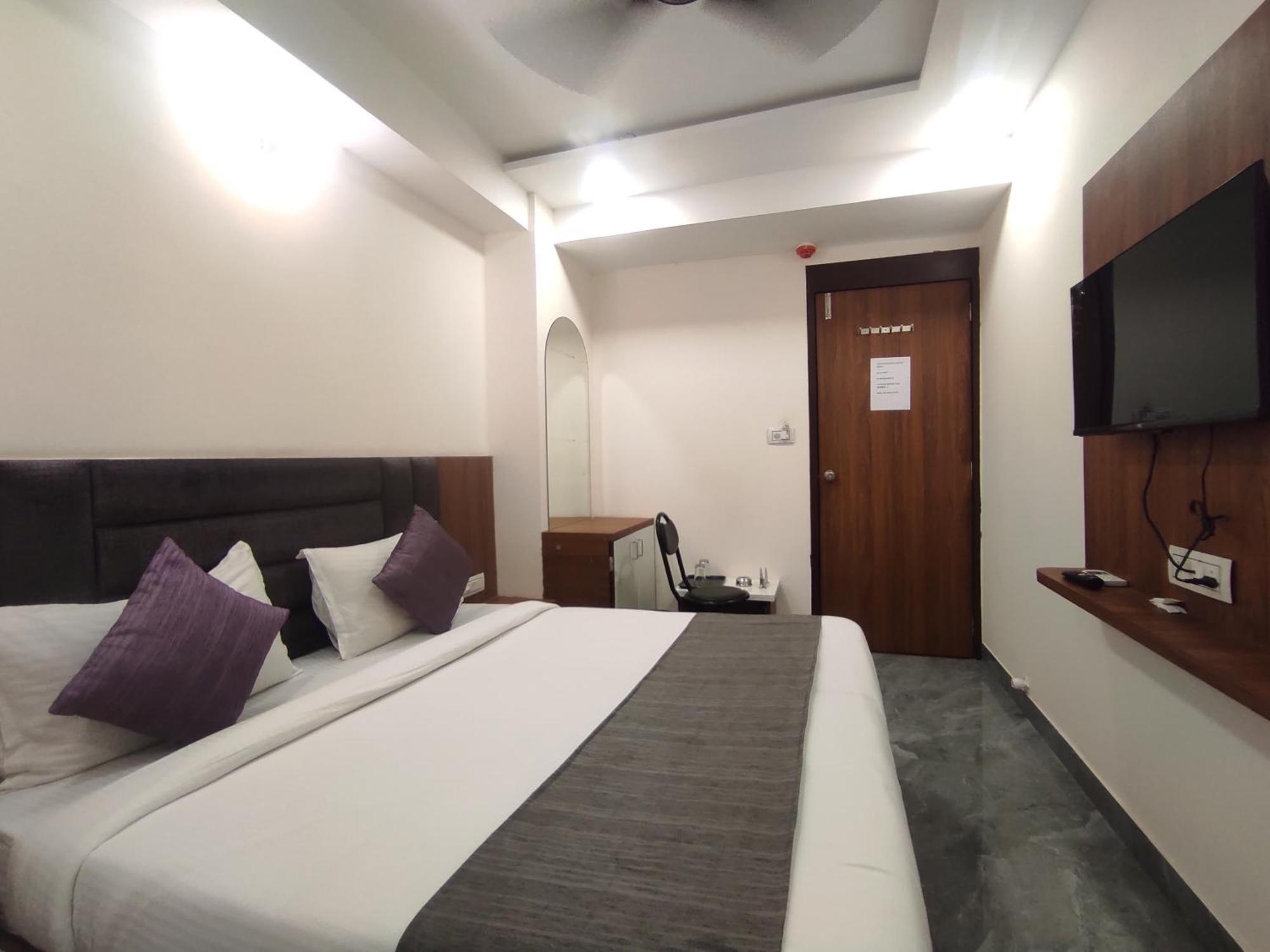 Hotel Earth Inn, Subhash Bridge, Rto Circle, アーメダバード エクステリア 写真