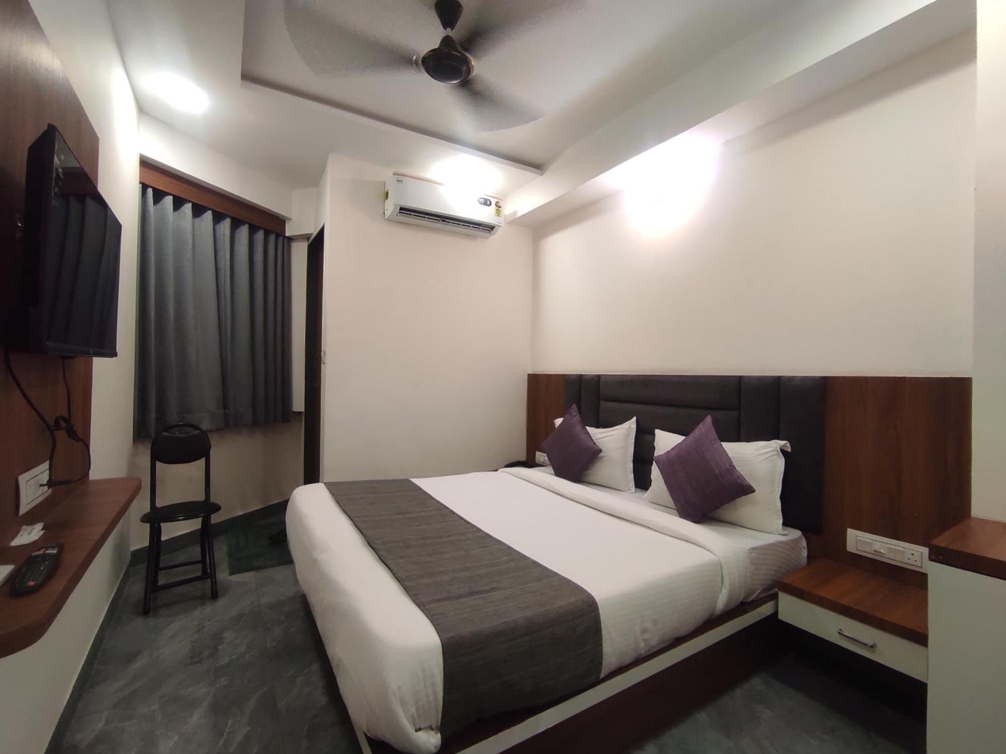 Hotel Earth Inn, Subhash Bridge, Rto Circle, アーメダバード エクステリア 写真