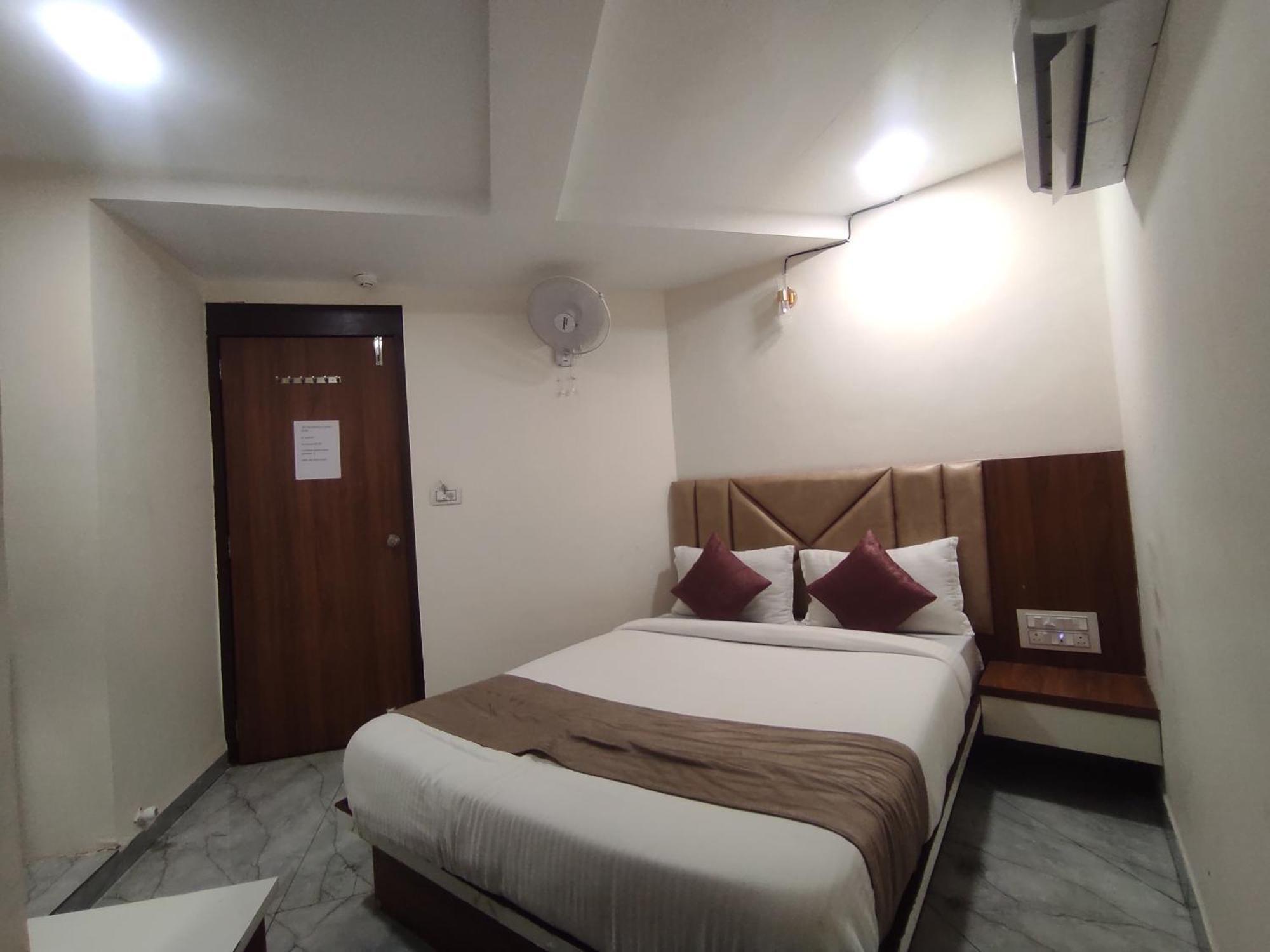 Hotel Earth Inn, Subhash Bridge, Rto Circle, アーメダバード エクステリア 写真