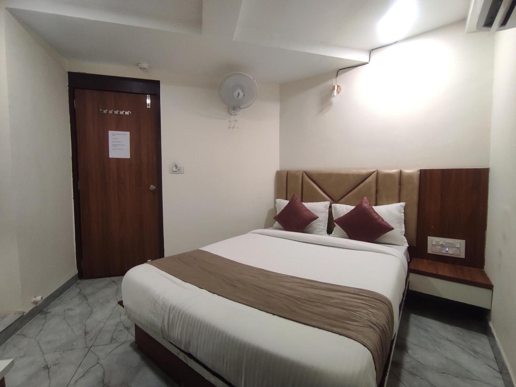 Hotel Earth Inn, Subhash Bridge, Rto Circle, アーメダバード エクステリア 写真