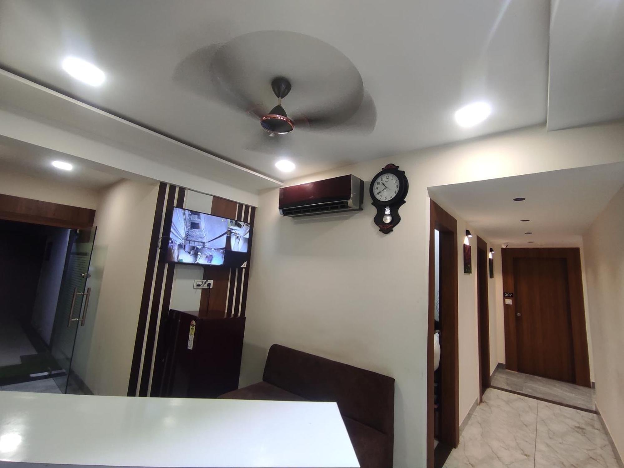 Hotel Earth Inn, Subhash Bridge, Rto Circle, アーメダバード エクステリア 写真