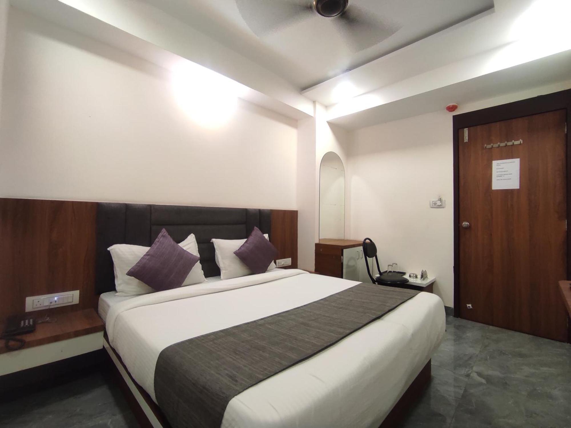 Hotel Earth Inn, Subhash Bridge, Rto Circle, アーメダバード エクステリア 写真