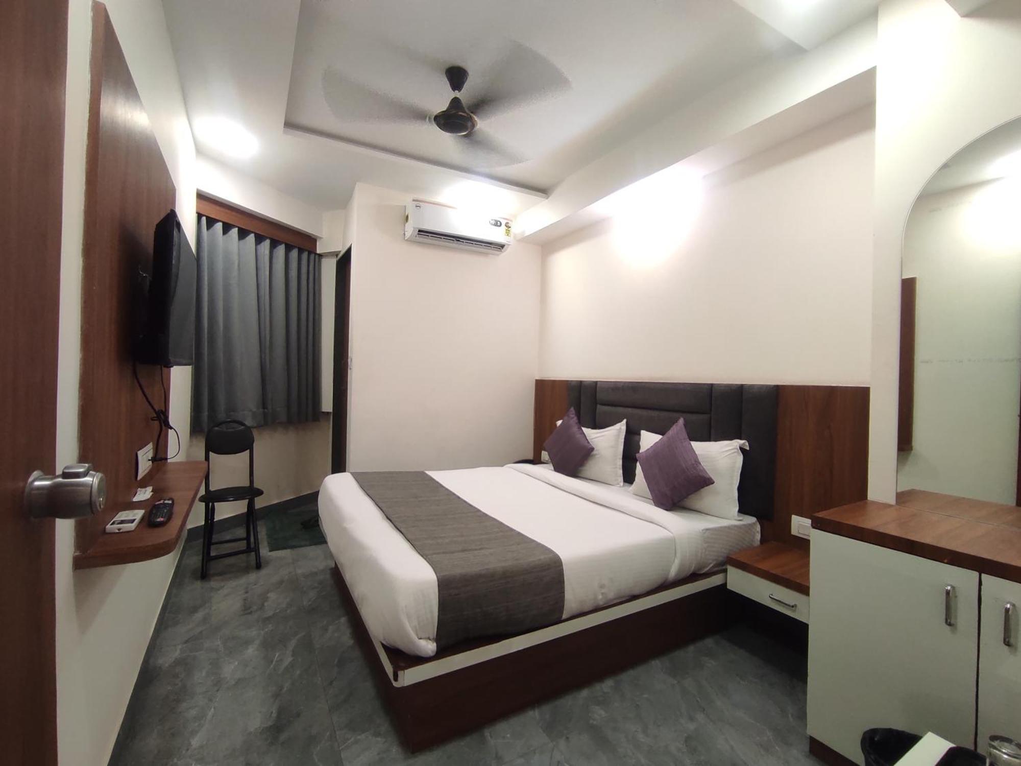 Hotel Earth Inn, Subhash Bridge, Rto Circle, アーメダバード エクステリア 写真