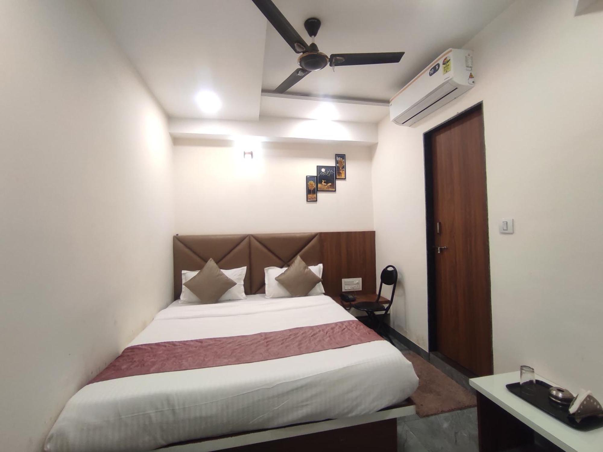 Hotel Earth Inn, Subhash Bridge, Rto Circle, アーメダバード エクステリア 写真