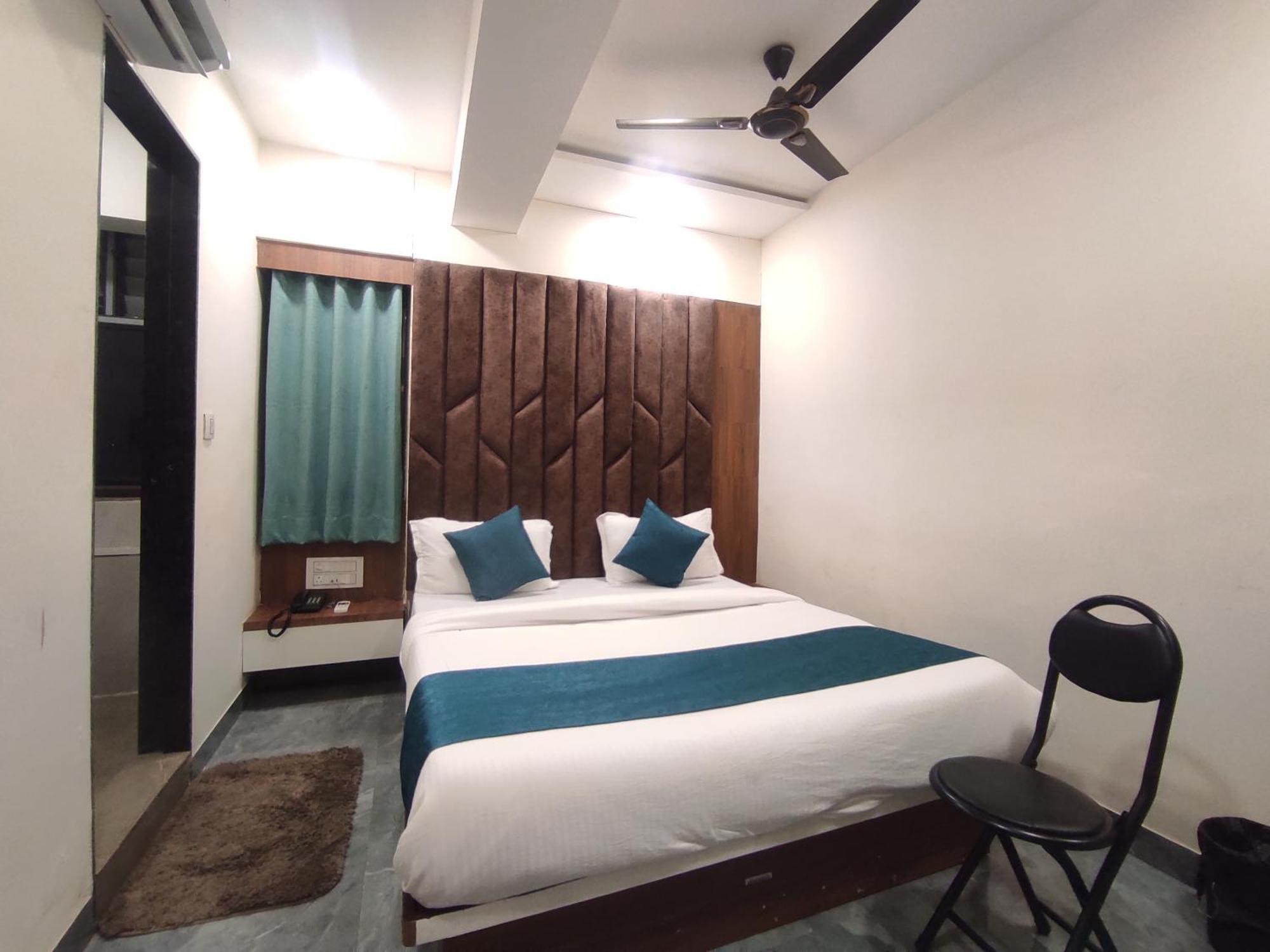 Hotel Earth Inn, Subhash Bridge, Rto Circle, アーメダバード エクステリア 写真