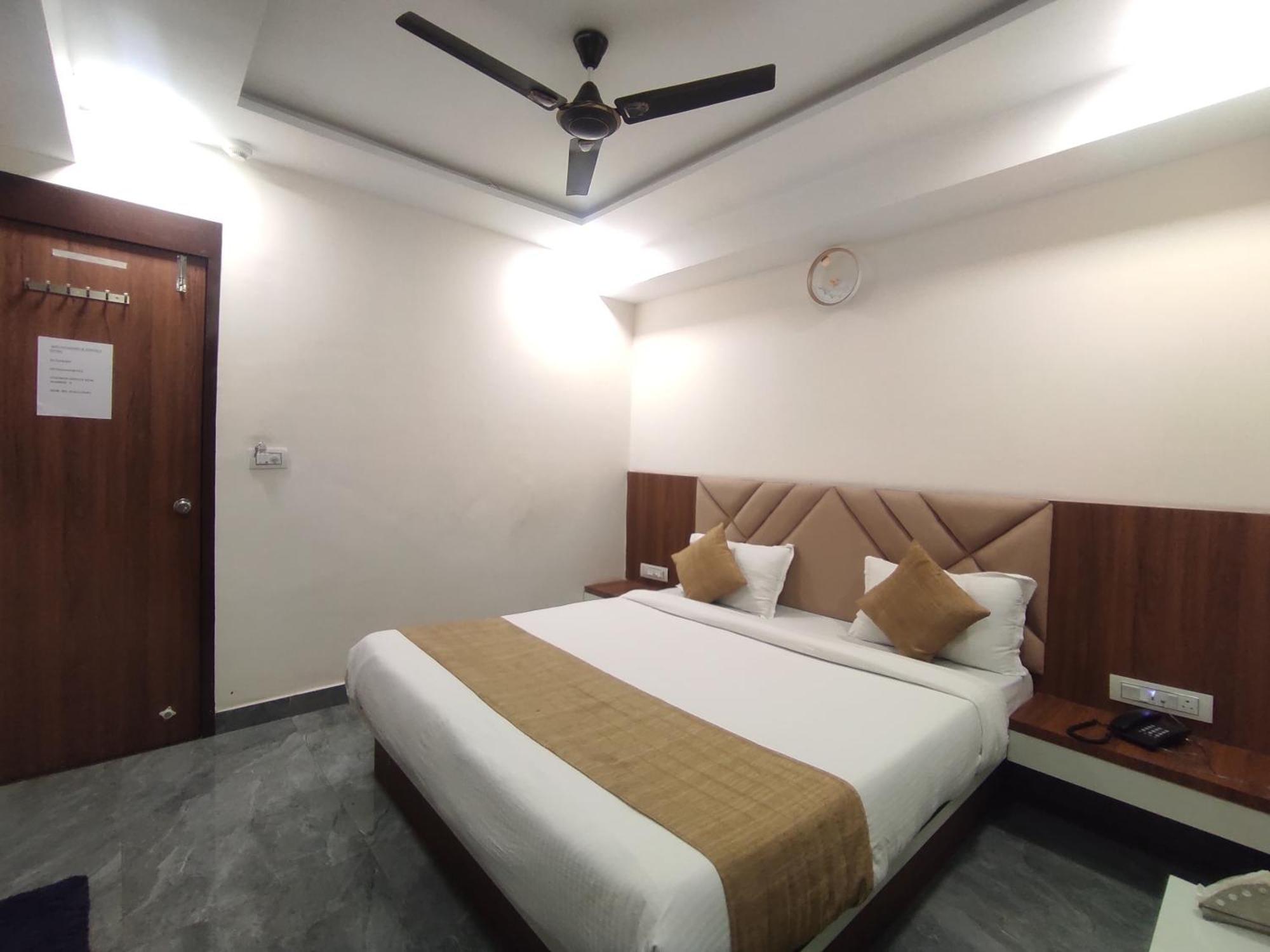 Hotel Earth Inn, Subhash Bridge, Rto Circle, アーメダバード エクステリア 写真