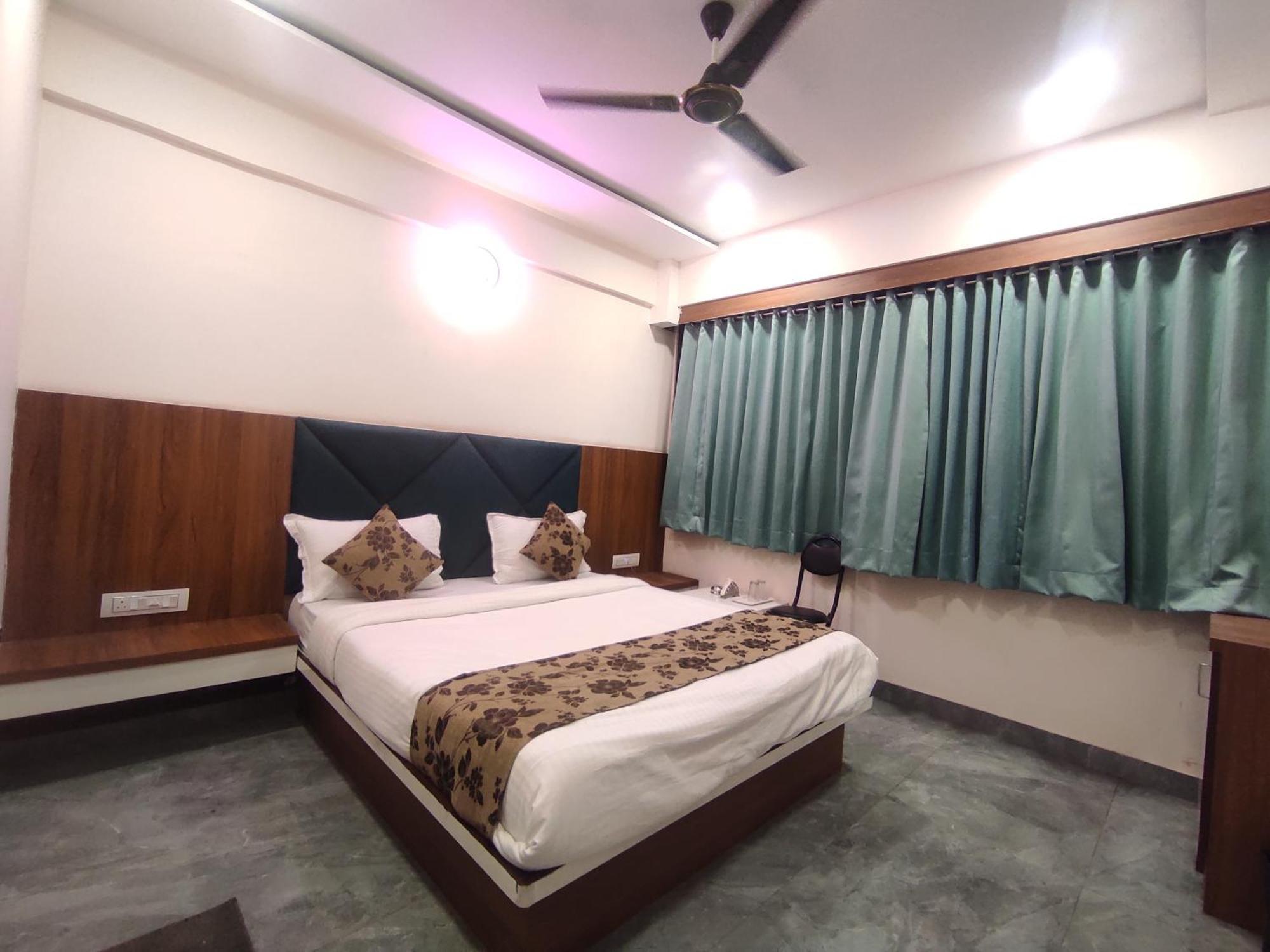 Hotel Earth Inn, Subhash Bridge, Rto Circle, アーメダバード エクステリア 写真
