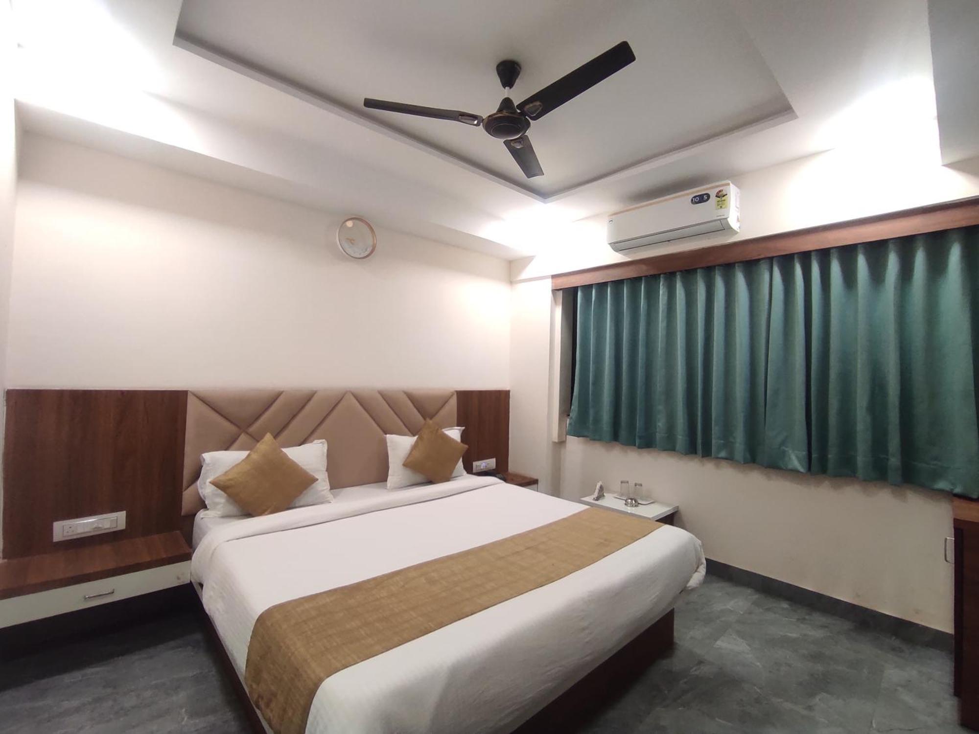Hotel Earth Inn, Subhash Bridge, Rto Circle, アーメダバード エクステリア 写真