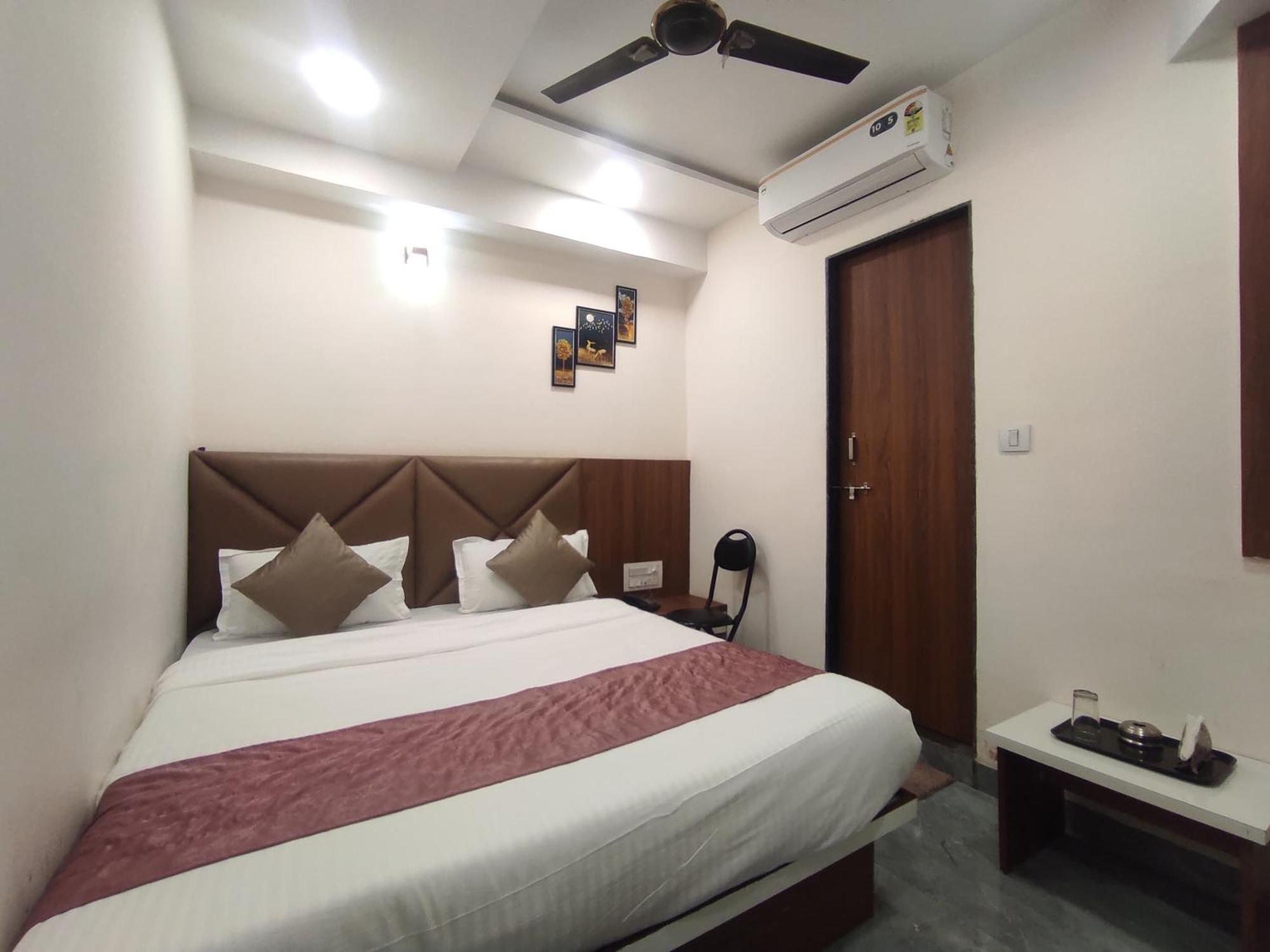 Hotel Earth Inn, Subhash Bridge, Rto Circle, アーメダバード エクステリア 写真